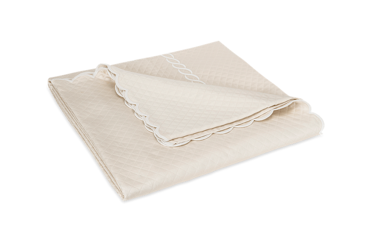 Matouk Classic Chain Scallop Matelasse Ivory and White